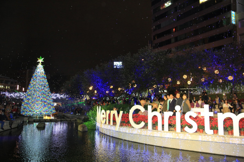 柳川水中耶誕樹今晚點亮。   圖：台中市政府/提供