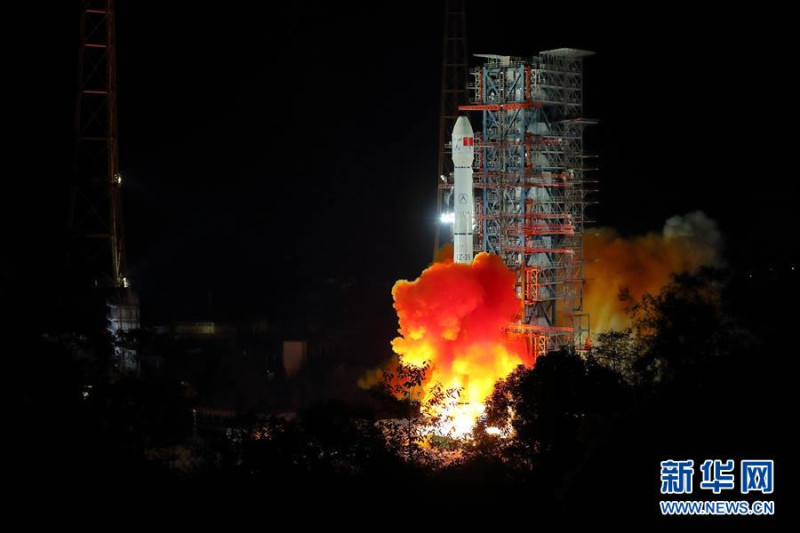 中國探月工程嫦娥四號探測器成功發射，開啟人類首次月球背面軟著陸探測之旅。   圖/翻攝自新華網