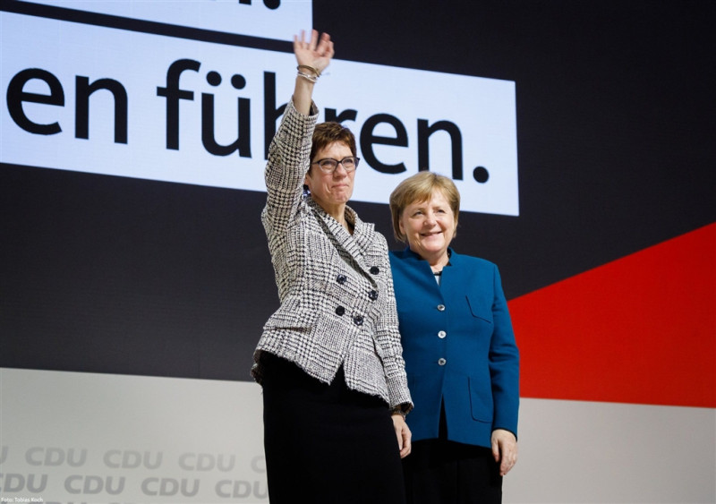 德國基督教民主黨7日改選黨魁，由克朗普凱倫鮑爾（左）接替總理梅克爾領導該黨。   （圖取自twitter.com/CDU）