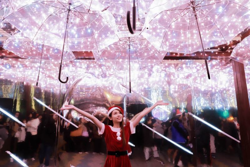 7.環狀星系－慢慢傘步：透明雨傘搭配燈光的景色，拍出來的效果超美。   圖：陳宣如／攝