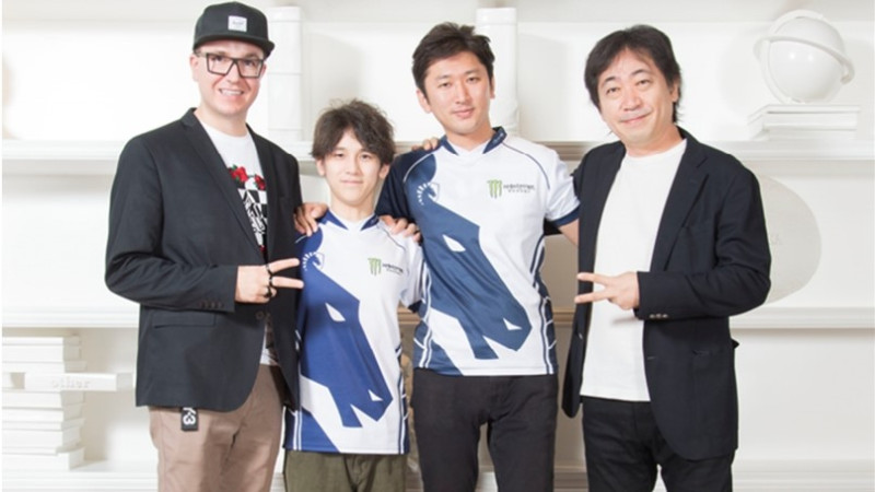 Amuse與Team Liquid達成戰略合作協議，正式代理TL旗下日本格鬥電競選手Nemo（右二）與John Takeuchi（左二）在日本國內的演藝經紀業務。   圖：翻攝自Amuse