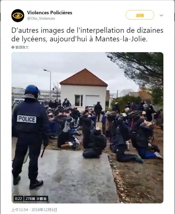 位於巴黎西北部的芒特拉若利（Mantes-la-Jolie）有約151名中學生涉嫌朝火堆丟擲瓦斯罐，被鎮暴警察當場喝令眾人雙手抱頭並下跪。   圖：翻攝自推特