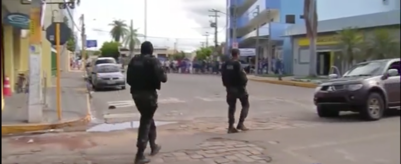 巴西東北部小鎮米拉格雷斯今天清晨發生警匪槍戰，警方成功遏止一批武裝搶匪同步打劫當地兩家銀行，攻堅行動一共造成12人喪生，其中包括5名人質。   圖：截自facebook