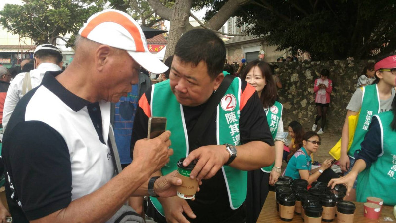 第三張:志工在場協助發放咖啡。 圖:南方亮/攝
