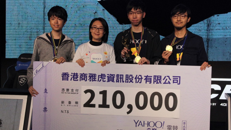 獲得名人賽冠軍的香港隊開心抱走21萬元的冠軍獎金。   圖：簡育詮/攝