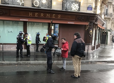 法國「黃背心」運動發起第4波抗議，為避免再次出現高度暴力場面，警方維安如臨大敵，前往巴黎香榭大道的路口安檢特別嚴格，有人當場被搜出汽油彈。   圖/中央社