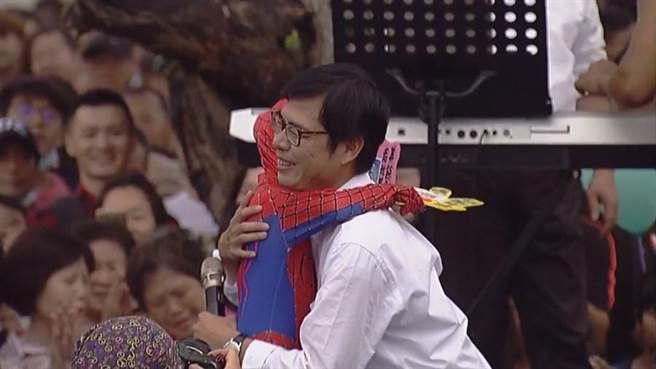陳其邁昨日舉辦咖啡音樂會，一名小妹妹扮演蜘蛛人，陳其邁給予暖心擁抱。   圖：翻攝陳其邁直播