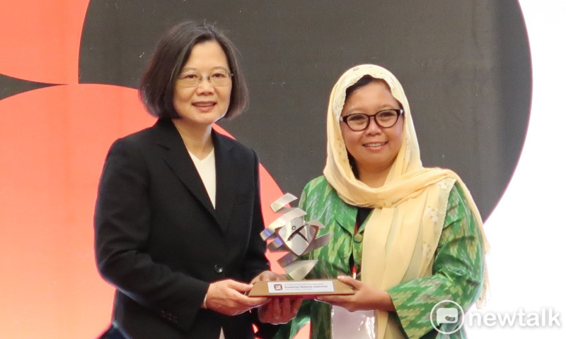總統蔡英文與者「印尼古斯都爾網絡」（Gusdurian Network Indonesia）受獎代表艾莉莎.瓦希德（Alissa Wahid，前印尼總統瓦希德女兒）合影。   圖：林朝億/攝