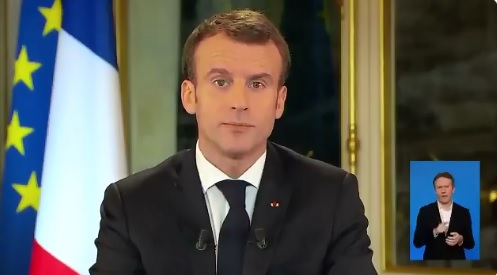 法國總統馬克宏10日晚間在電視發表講話，宣布領取最低工資的勞工每月可多100歐元的收入。   圖：翻攝馬克宏推特