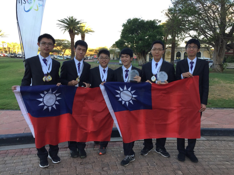 台灣代表隊在非洲波札那舉行的「國際國中科學奧林匹亞競賽」中傳出捷報！代表隊6人全部贏得金牌，團體成績還獲得總國家獎排名第一。   圖／學生家長提供