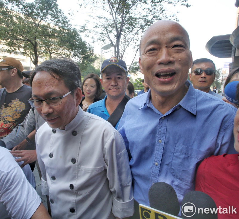 吳寶春和韓國瑜在民眾簇擁下離開記者會現場。   圖：本報攝影中心