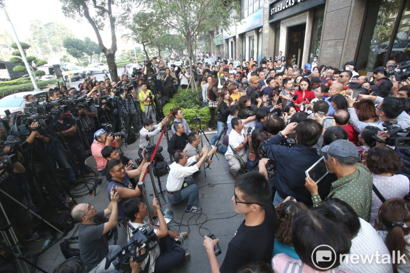 媒體和民眾將記者會現場擠得水洩不通。   圖：本報攝影中心