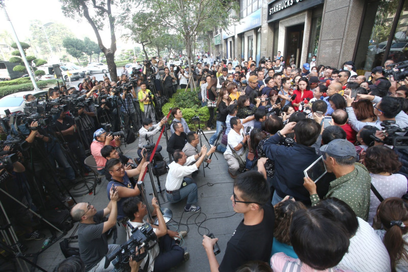 吳寶春召開記者會出面說明中國台灣一事，大批記者媒體至現場訪問。   圖：攝影中心／攝