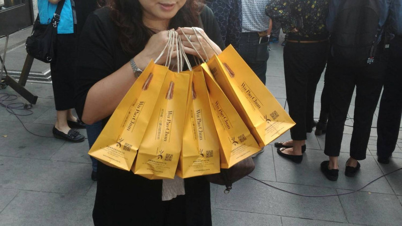 一位吳寶春支持者特別買了五袋麵包以示力挺。   圖:孫家銘/攝