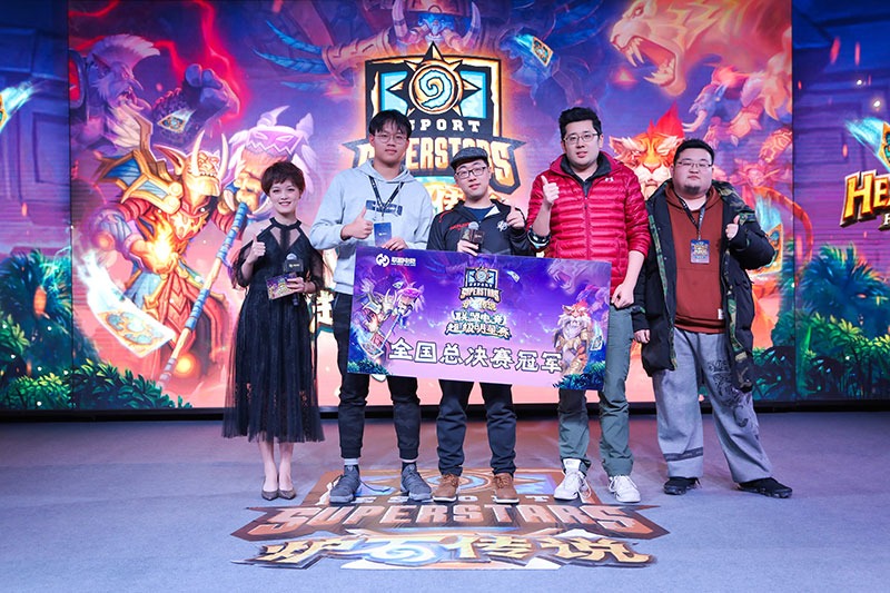 比利君（左二）、Xhope（左三）、神祕人（右二）、冰可樂菜喵（右一）將代表中國出賽。