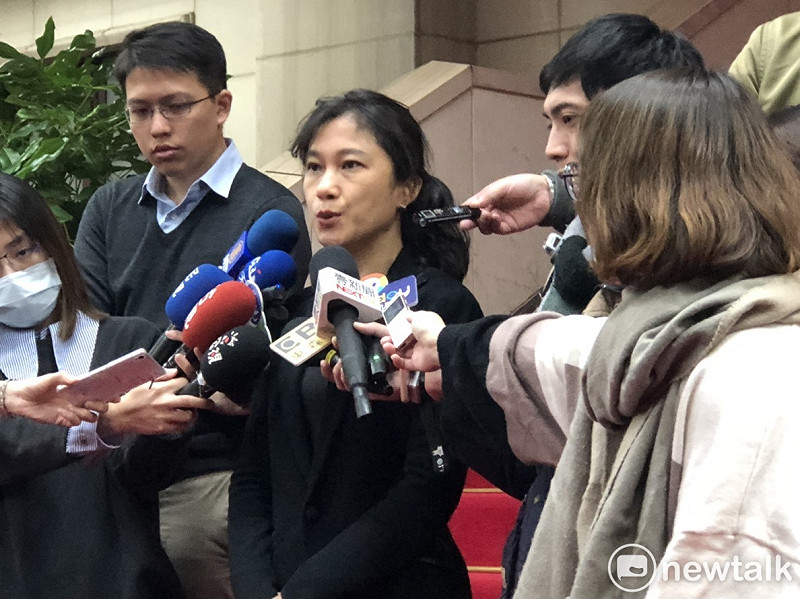 政院發言人Kolas Yotaka今（12）天上午陪同行政院長賴清德接見107年度全國好人好事代表後受訪。   圖：謝莉慧/攝