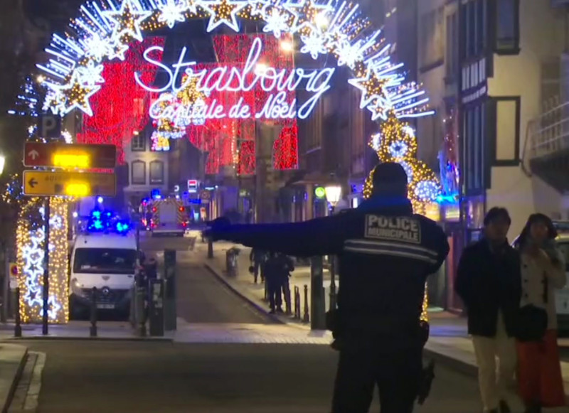 當地時間11日晚間8時（台北時間12日凌晨3時）左右，在法國東部城市史特拉斯堡（Strasbourg）最著名、也是最古老的「耶誕節露天市集」，發生槍手無差別掃射，造成4人死亡10多人受傷，目前警方正追捕這名在逃凶嫌。   圖：達志影像/美聯社