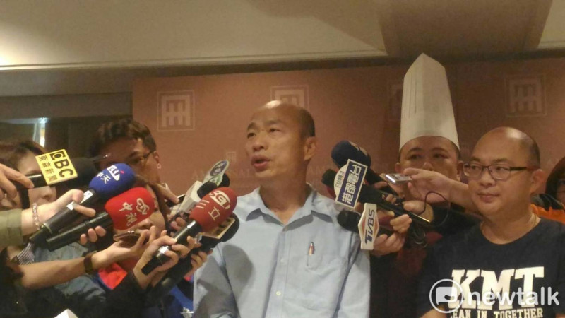 韓國瑜試菜被媒體包圍追問。   圖 : 孫家銘／攝