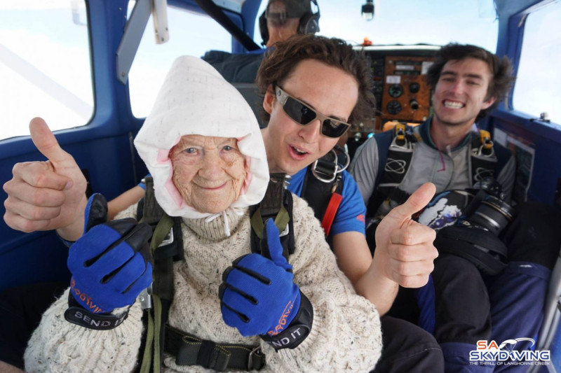 102歲的澳洲阿嬤上周六（9日）成功從1.4萬英尺(約4300公尺)的高空跳傘，打破世界最老跳傘者的紀錄。   圖／翻攝自SA Skydiving臉書