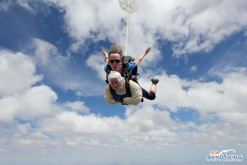 瑞奧希阿嬤由教練陪同跳傘。   圖／翻攝自SA Skydiving臉書