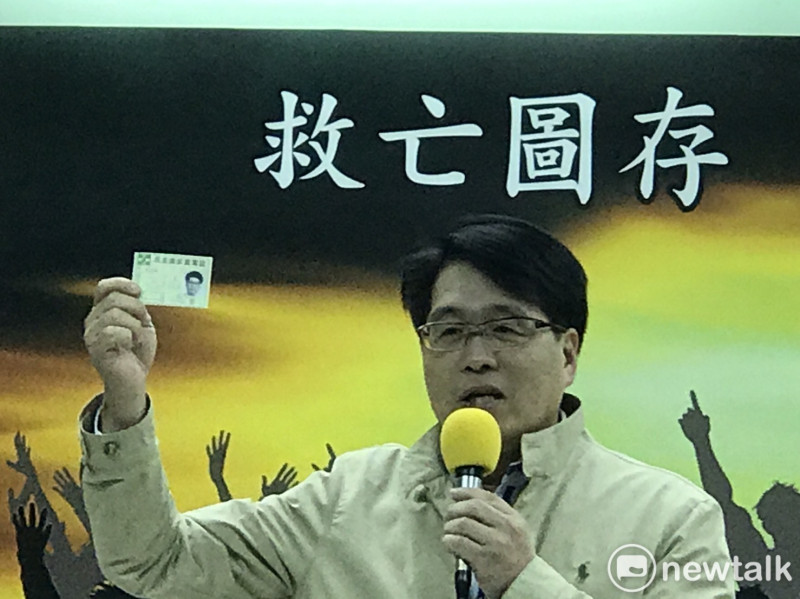 游盈隆今天召開參選黨主席記者會指：「我是一名最忠貞民進黨員、且打死不退的黨員！」   圖/朱蒲青攝