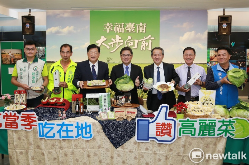 為協助高麗菜產銷，支持在地農民，台南市政府舉行「鬥陣來呷高麗菜」行銷記者會。   圖 : 黃博郎/攝
