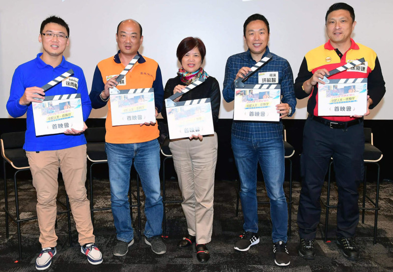 左起影片主角徐雨樓 王俊棋 徐玉雪副局長 洪敏智導演 徐豪謙拍板揭幕首映會   圖: 台北市勞動局提供