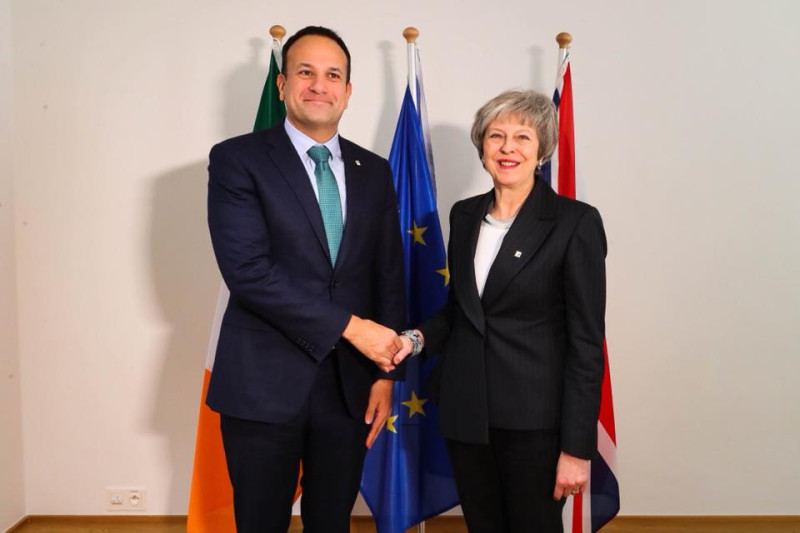 梅伊（右）今天抵達布魯塞爾出席歐盟高峰會，努力爭取修改脫歐協議草案，並與愛爾蘭總理瓦拉德卡會面。   圖：翻攝梅伊臉書