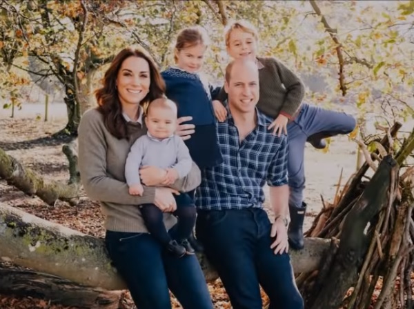 威廉王子選擇一張輕鬆的全家福照片。   圖：翻攝The Royal Family臉書