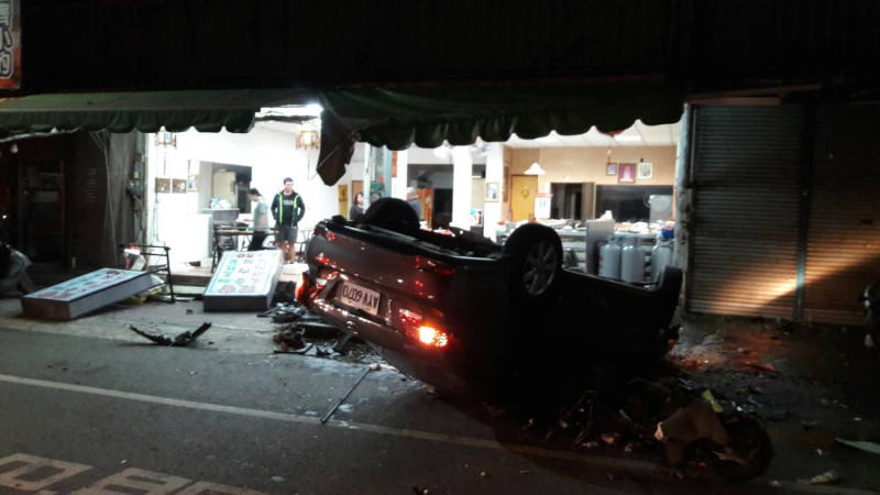 嘉義市興達路口凌晨12時46分發生死亡車禍。   圖/嘉義消防隊提供