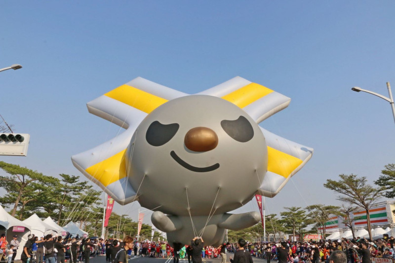 今日「OPEN!大氣球遊行」盛大登場，現場超過23顆大型卡通氣球。   圖:高雄市政府/提供。