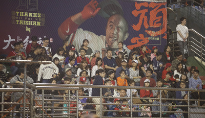 中職退役球星張泰山15日在台體大棒球場出席經紀公司安排的正式引退儀式，吸引約4300名球迷進場見證。   圖：中央社