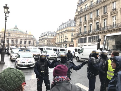 法國「黃背心」運動進行第5波抗議，響應人數劇減，聲勢成強弩之末，但巴黎仍動員約8000名維安人力，防範暴力場面重演。   圖／中央社