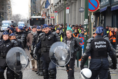 比利時首都布魯塞爾12月15日第3波黃背心示威活動，抗議人潮降至約200人，警力嚴密戒備活動和平結束。   圖/中央社