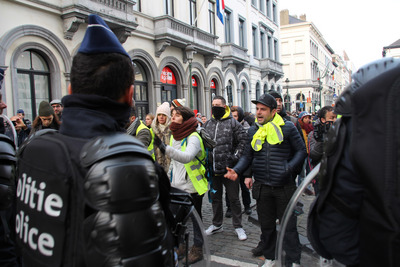 布魯塞爾12月15日第3波黃背心示威活動，抗議者正對警方大聲表達不滿。   圖/中央社