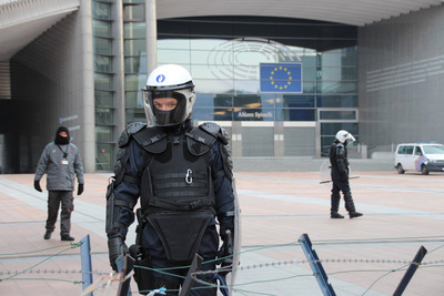 比利時首都布魯塞爾12月15日第3波黃背心示威活動，由於集結地鄰近歐洲議會，警方架起拒馬嚴密戒備。   圖/中央社