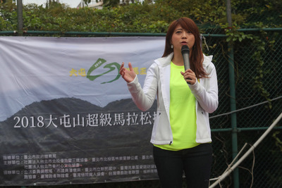 台北市觀光傳播局長陳思宇（圖）16日在台北市新民國
中出席「大屯山超級馬拉松挑戰賽」，在致詞時為參賽
選手加油打氣。   圖：中央社
