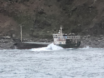 國籍貨輪巨龍號屏東外海擱淺，7船員獲救無礙。   圖：海巡署/提供