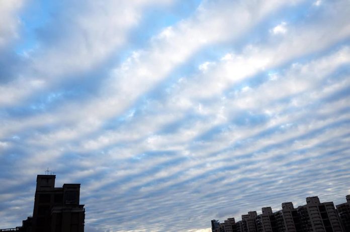 昨（ 15 ）日台灣上空出現疑似「地震雲」，引發網友熱議。   （圖／翻攝自臉書）