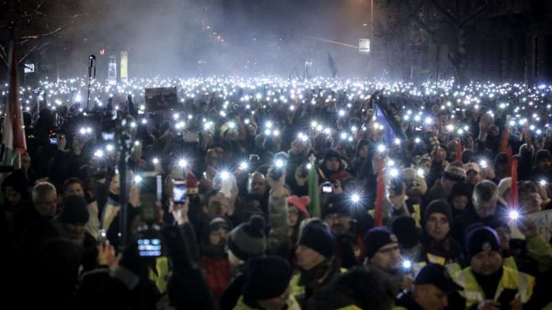 匈牙利16日爆發近幾年來罕見的大規模抗議，上萬民眾怒譙剛通過的新版《勞動法》是奴隸法，直至深夜不肯離去。   圖：翻攝Index.hu推特