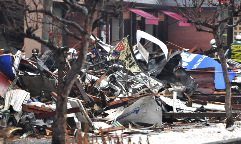 一名居酒屋店員告訴店長，發生爆炸後，2樓地板崩毀，有幾名客人從2樓摔到一樓。店員將客人疏散到一樓，逃到店外，但有幾名客人還在2樓，這些人因為建築物起火，無法下到一樓，有些客人情急只好從窗戶跳下。   圖：達志影像/美聯社