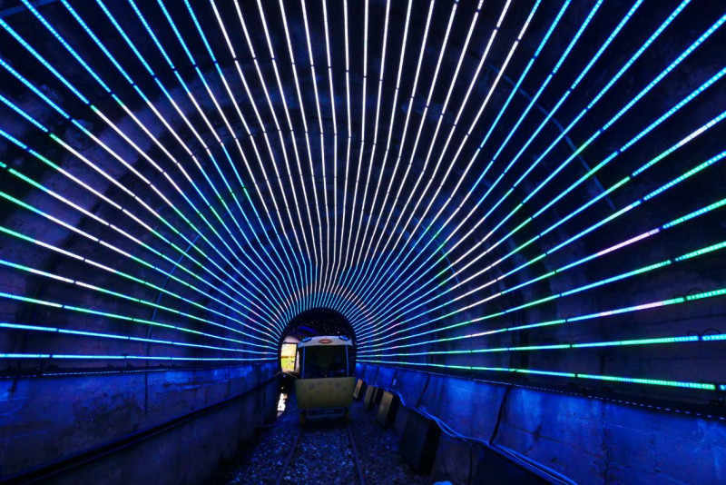以海底為主題的隧道光環境，當民眾穿行於隧道之中就彷彿位於海底。   圖：新北市政府／提供