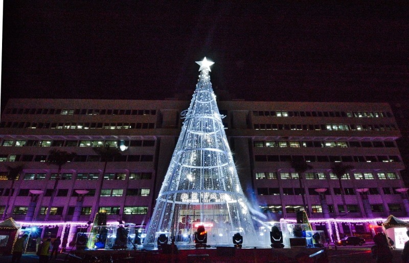 幸福天光的聖誕樹主燈採桃紅、湖水綠兩色調，總高12米，以3萬6千顆LED燈泡組成，是市府前廣場最吸睛焦點。   圖：桃園市政府/提供
