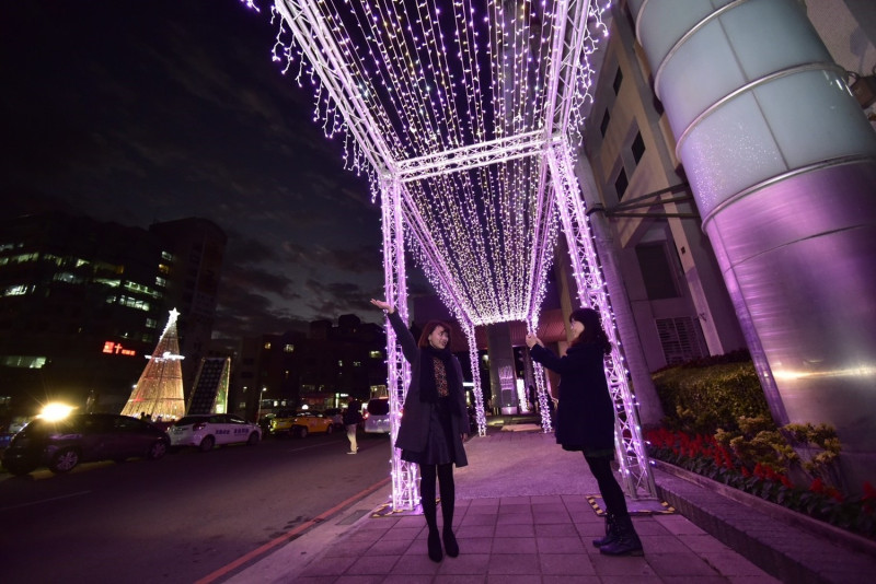 通道還有2萬5,000顆LED燈泡建構56米的炫彩光廊，搭配現場播放的聖誕節應景音樂，濃濃的耶誕氣氛吸引不少民眾特地到市府前廣場拍照打卡。    圖：桃園市政府/提供