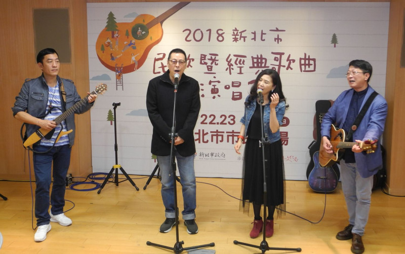于冠華（左起）、羅吉鎮、馬毓芬及陳宏銘，在民歌經典演唱會記者會中，表演民歌《神話》。    圖：王峻昌/攝