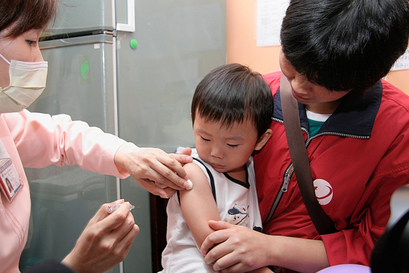 上週新增25例流感併發重症，其中2例為6個月以下嬰幼兒，但小於6個月的嬰幼兒無法接種流感疫苗，因此疾管署建議爸媽、幼托機構人員盡速施打疫苗。   圖：衛福部疾管署／提供