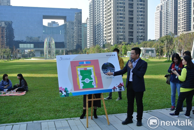 吳皇昇說明就職典禮舉行地點，就在市政公園的草地上。   唐復年/攝