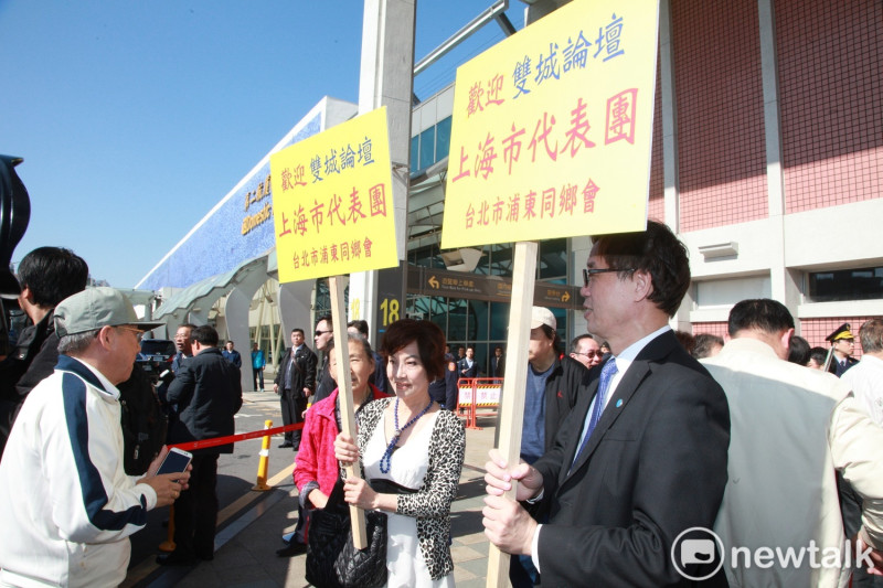 台北市浦東同鄉會上午出現松山機場歡迎上海市副市長周波訪台。   圖：林昀真/攝