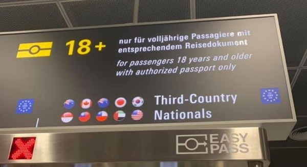 近期有台灣民眾前往德國旅遊時，在德國的法蘭克福國際機場（Frankfurt Airport）發現了10個國家護照有「快速通關服務」的看板，台灣也在名單內；不少網友看了之後表示：「聽見玻璃心碎聲音了嗎？」   圖：爆廢公社／擷取
