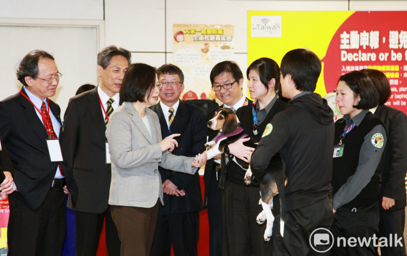 總統蔡英文詢問機場防疫犬的工作及照顧情況。   圖：林昀真/攝